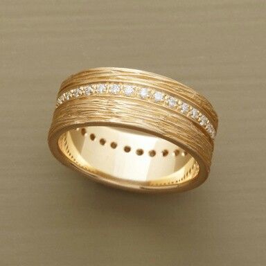 Elegant Varig Gold Ring Featuring a Gemstone